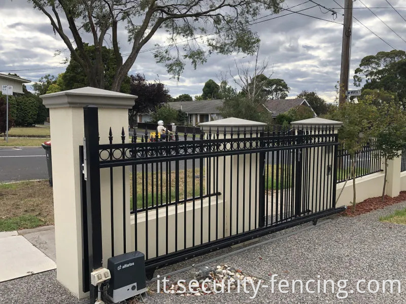 Recinzione in ferro battuto decorativo